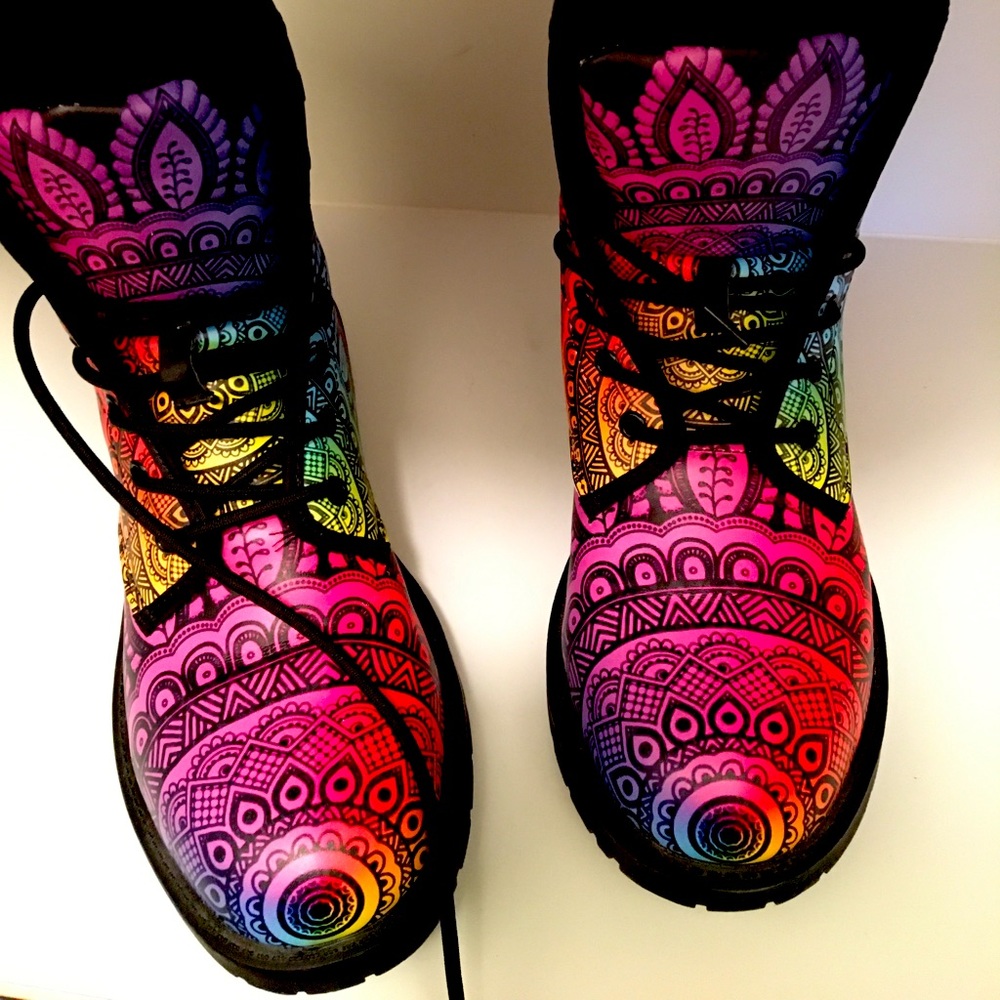 Yes We Vibe gender neutral boots‎
